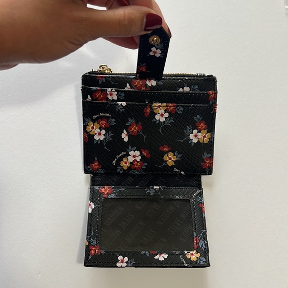 STEVE MADDEN FLORAL WALLET - Picture 3 of 4